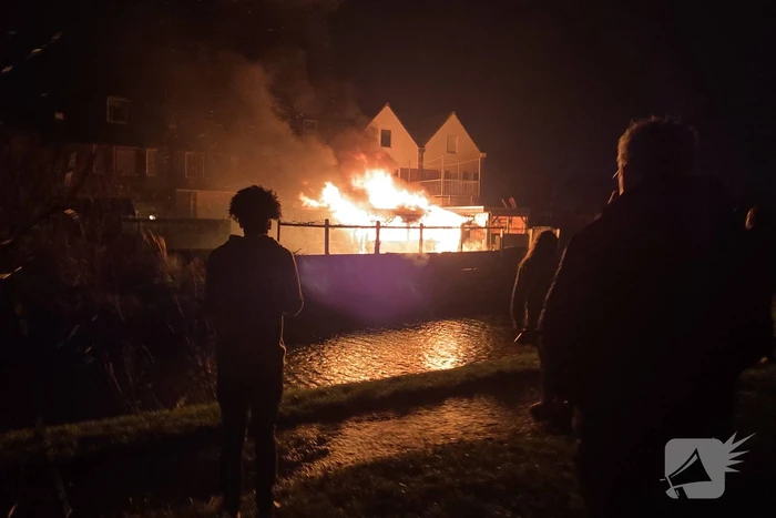 Schuur en overkapping verwoest door brand