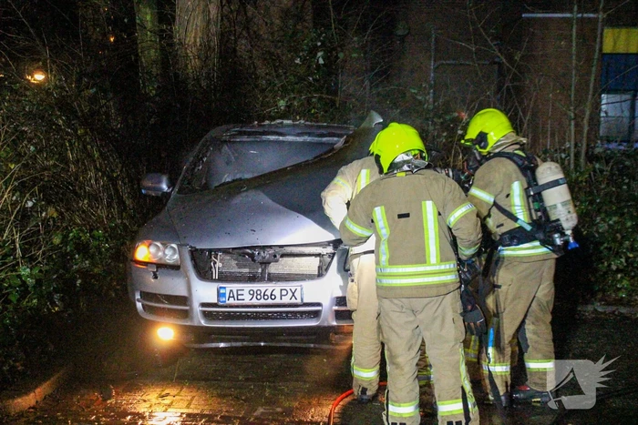 Geparkeerde auto uitgebrand