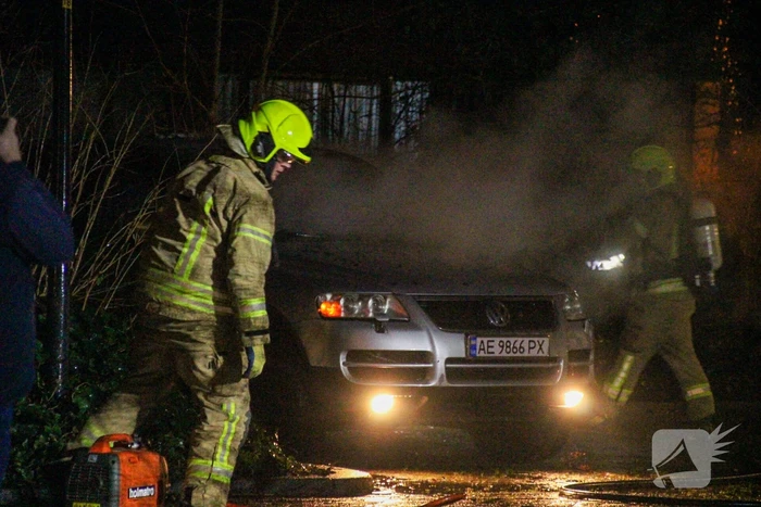 Geparkeerde auto uitgebrand