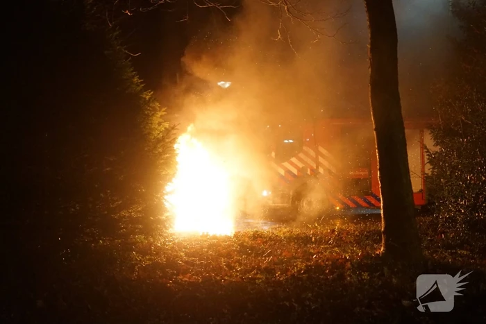 Winkelwagen met banden in brand