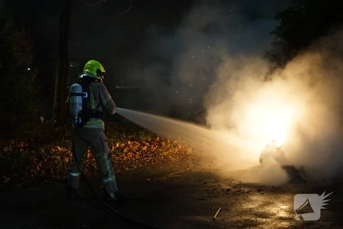 Winkelwagen met banden in brand