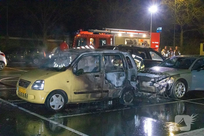 Drie auto's grotendeels uitgebrand