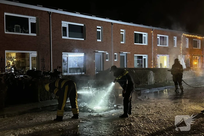 Geparkeerde voertuig volledig uitgebrand