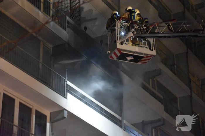 Felle brand op balkon van flat na harde knal