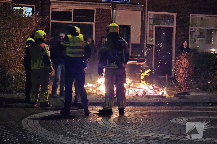 Brandweer blust vreugdevuur