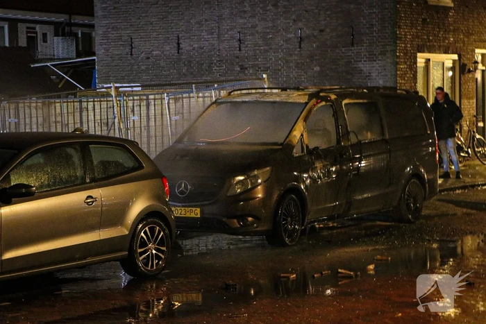 Bestelbus volledig uitgebrand