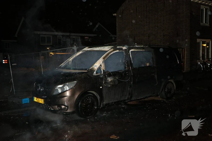Bestelbus volledig uitgebrand