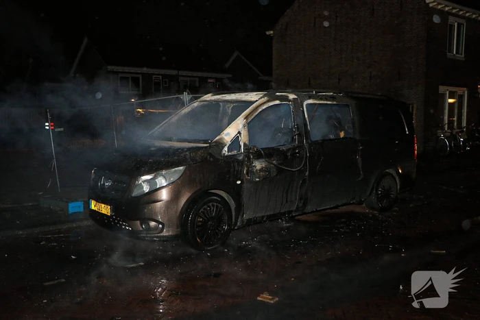 Bestelbus volledig uitgebrand