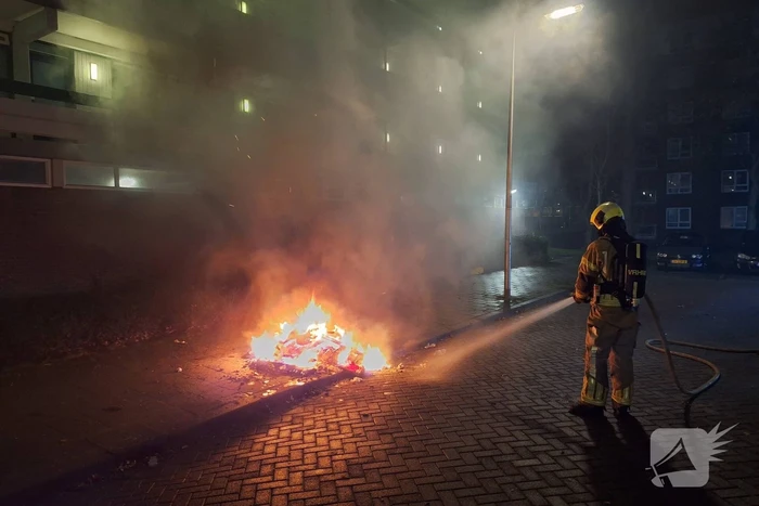 Brandende vuurwerkresten geblust