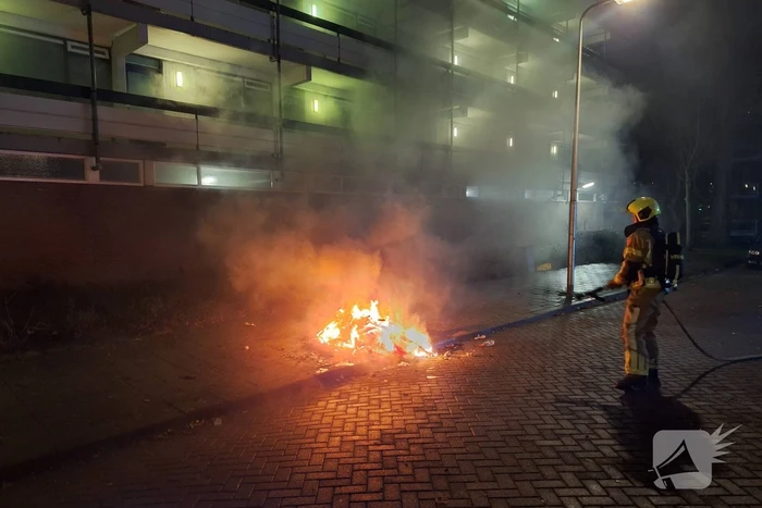 Brandende vuurwerkresten geblust