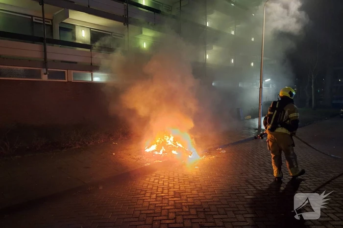 Brandende vuurwerkresten geblust