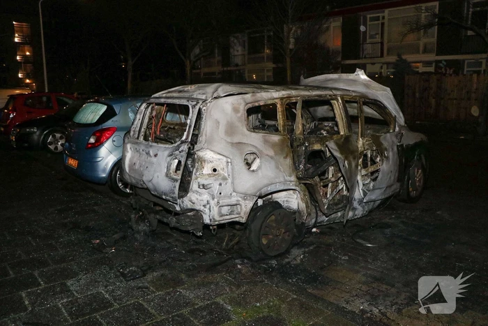 Auto volledig verwoest door brand