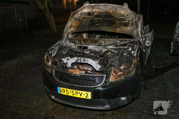 Auto volledig verwoest door brand