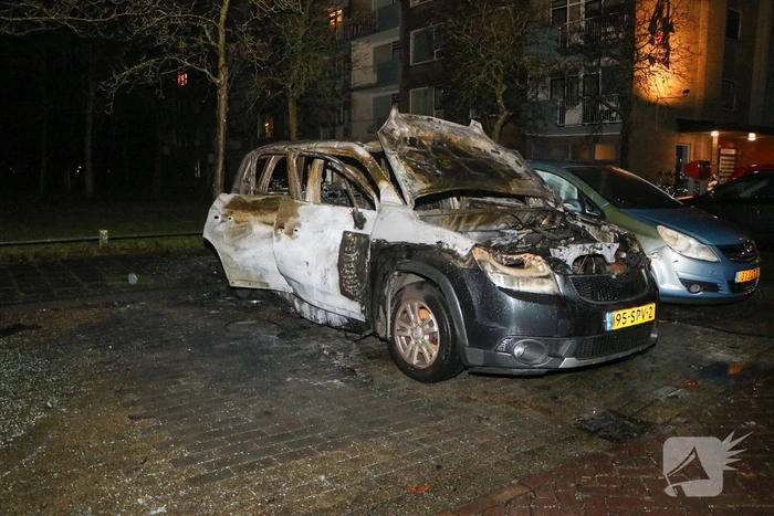 Auto volledig verwoest door brand