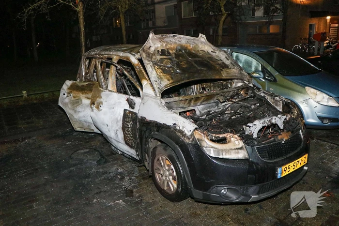Auto volledig verwoest door brand