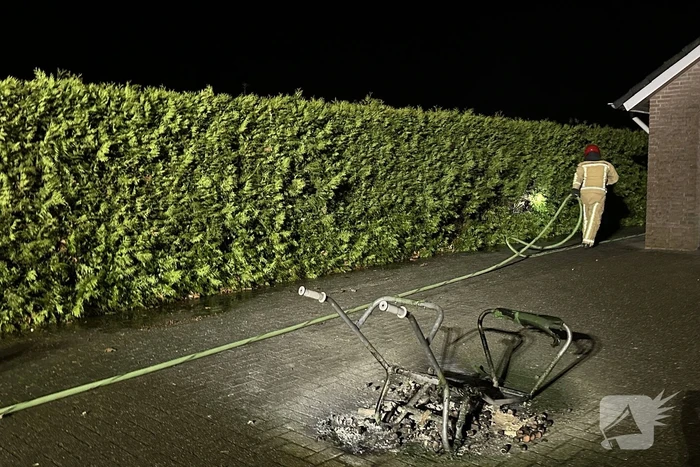 Vuurwerkresten in kruiwagen vatten vlam, heg gaat in vlammen op
