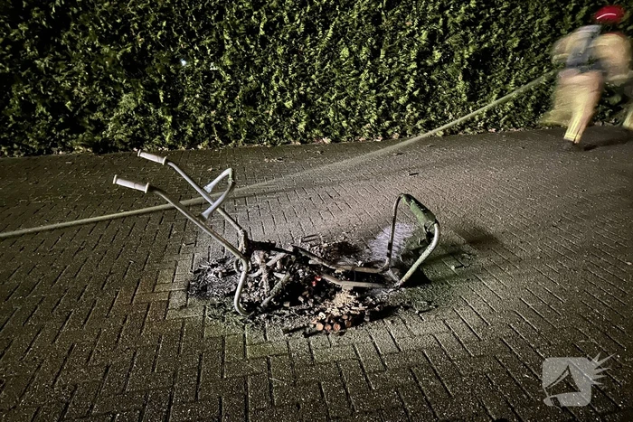 Vuurwerkresten in kruiwagen vatten vlam, heg gaat in vlammen op