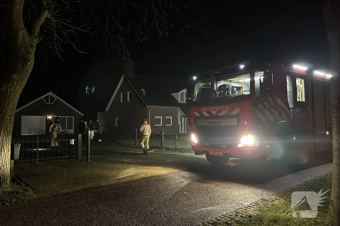 Vuurwerkresten in kruiwagen vatten vlam, heg gaat in vlammen op