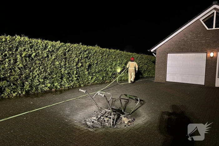 Vuurwerkresten in kruiwagen vatten vlam, heg gaat in vlammen op