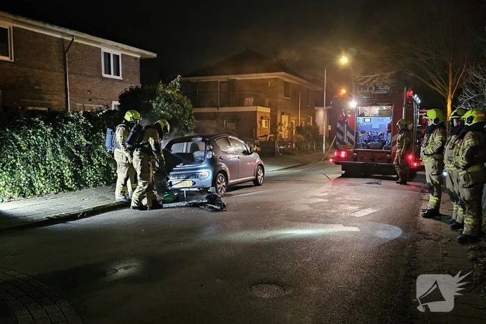 Geparkeerde auto grotendeels uitgebrand