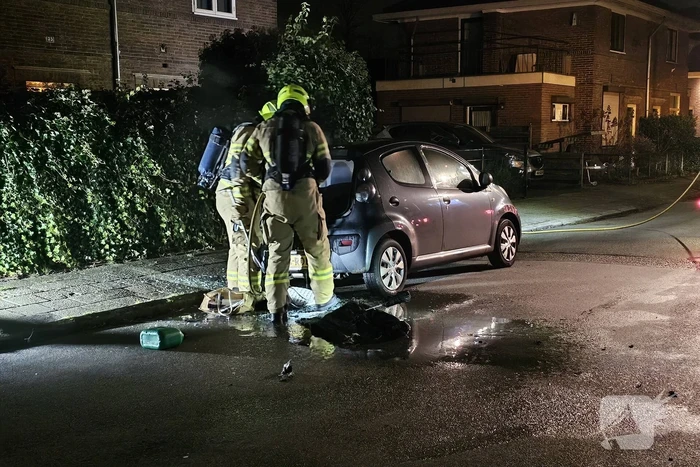 Geparkeerde auto grotendeels uitgebrand