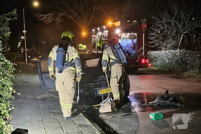 Geparkeerde auto grotendeels uitgebrand