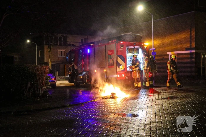 Brandweer blust brandende vuurwerkresten