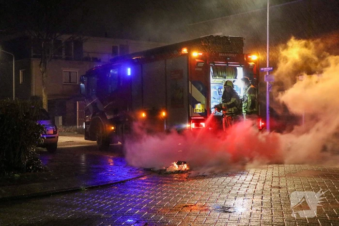 Brandweer blust brandende vuurwerkresten