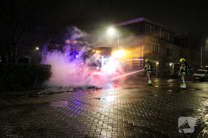 Brandweer blust brandende vuurwerkresten