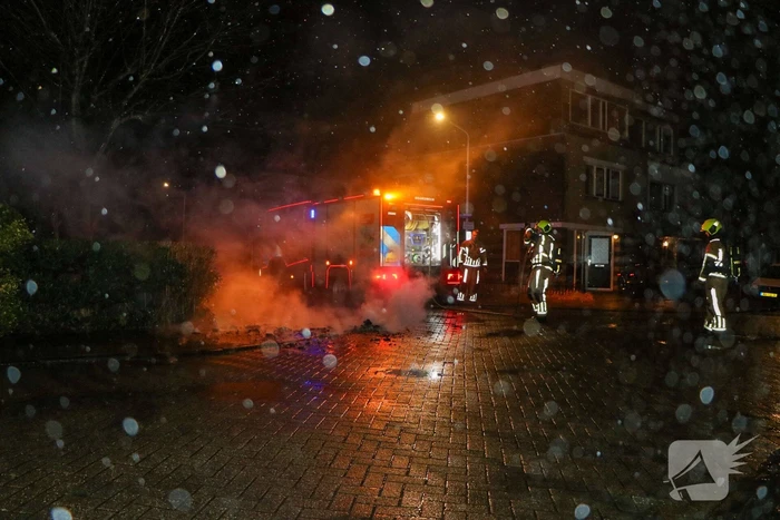 Brandweer blust brandende vuurwerkresten
