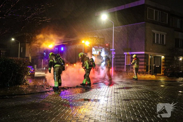 Brandweer blust brandende vuurwerkresten