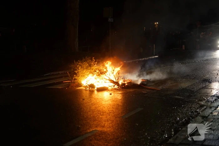 Kerstboom midden op straat in brand