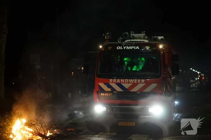 Kerstboom midden op straat in brand