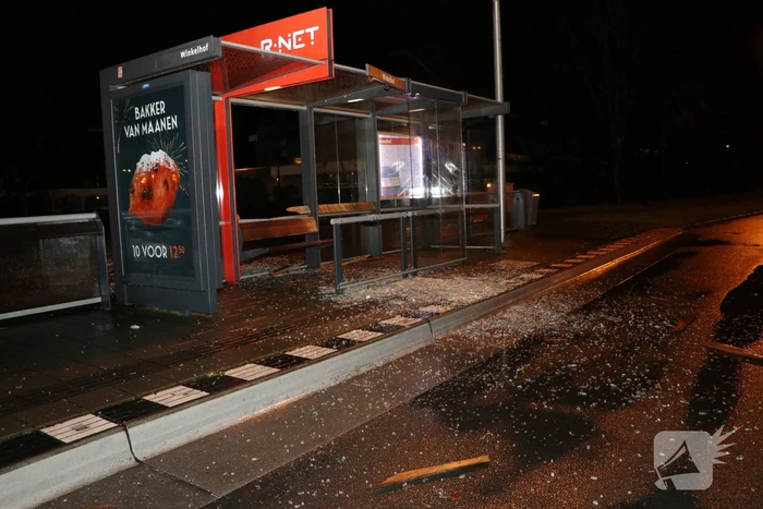 Bushokjes vernield door vuurwerk