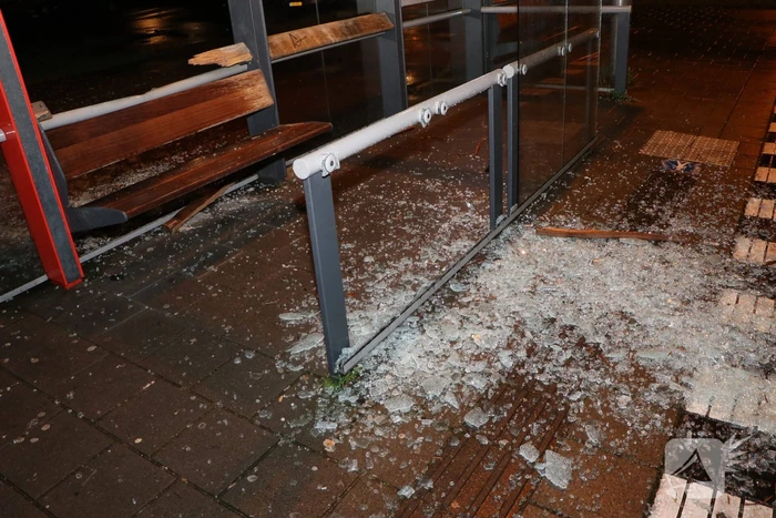 Bushokjes vernield door vuurwerk