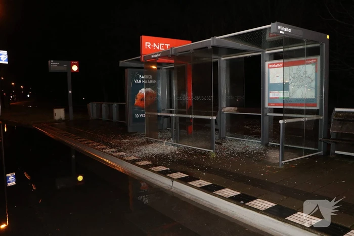 Bushokjes vernield door vuurwerk