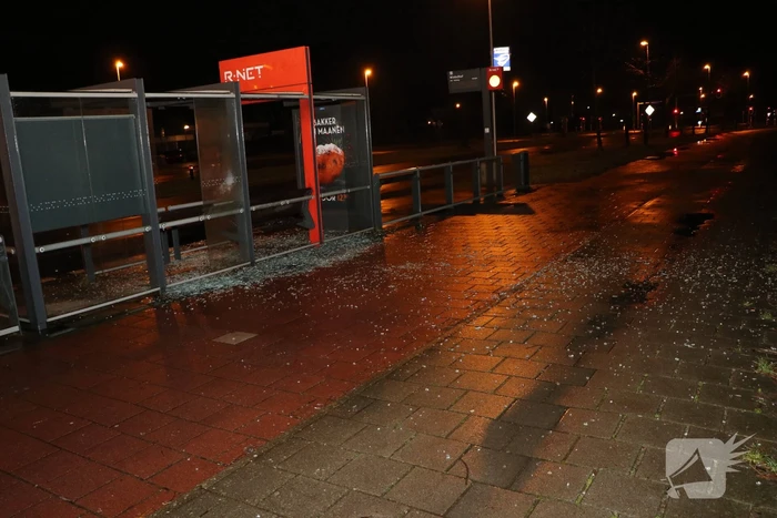 Bushokjes vernield door vuurwerk
