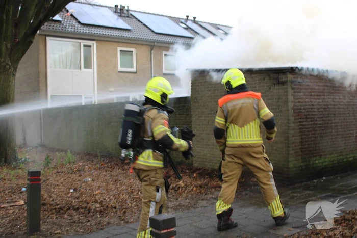 Uitslaande brand in schuur snel geblust