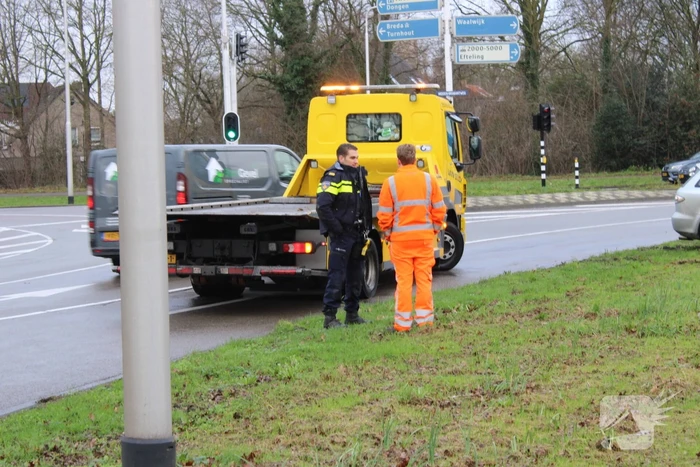 Bestuurder verliest macht over stuur en klapt op lantaarnpaal