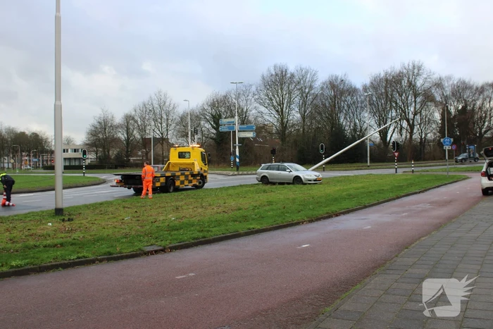 Bestuurder verliest macht over stuur en klapt op lantaarnpaal