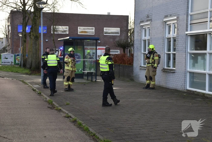 Brandweer onderzoekt brandalarm in schoolgebouw