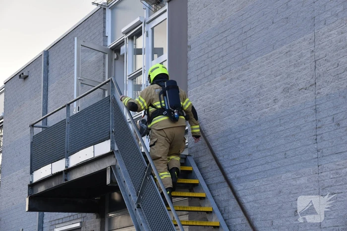 Brandweer onderzoekt brandalarm in schoolgebouw