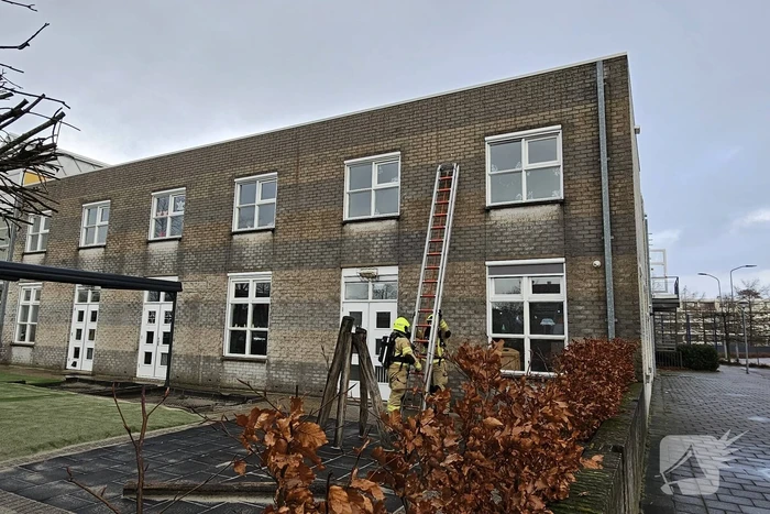 Brandweer onderzoekt brandalarm in schoolgebouw