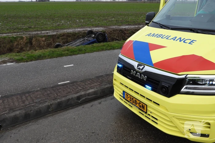 Auto belandt op de kop in sloot