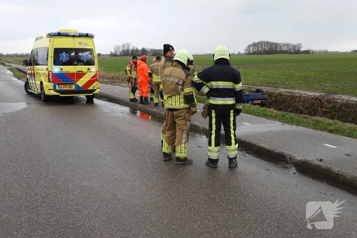 Auto belandt op de kop in sloot
