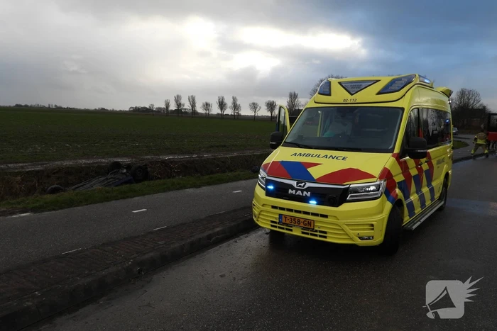 Auto belandt op de kop in sloot