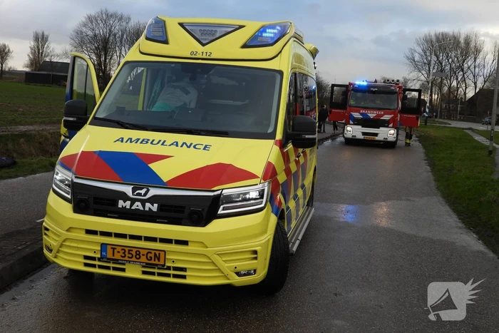 Auto belandt op de kop in sloot