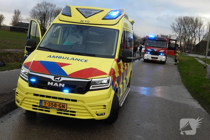 Auto belandt op de kop in sloot