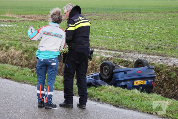 Auto belandt op de kop in sloot