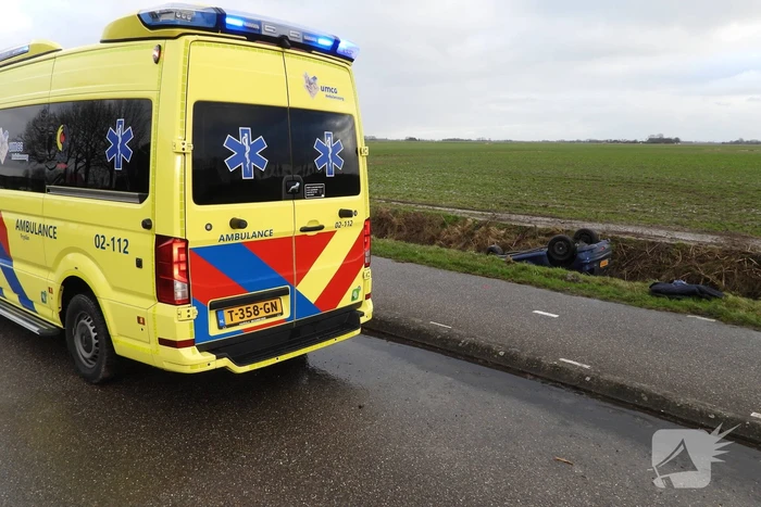Auto belandt op de kop in sloot